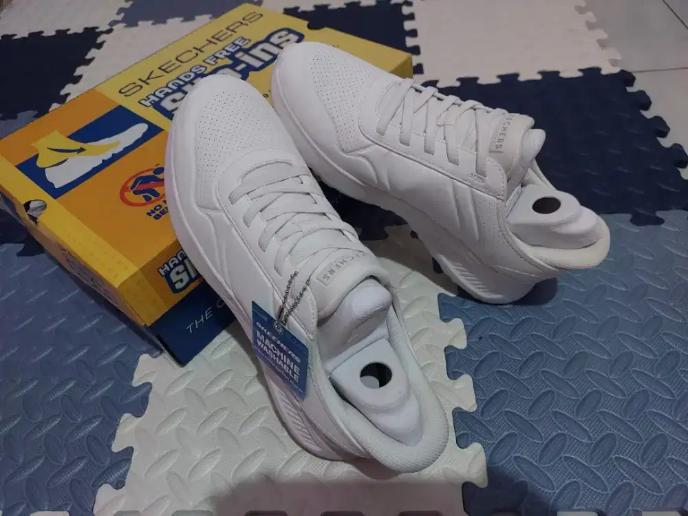 Sepatu Skechers wanita nomor 40