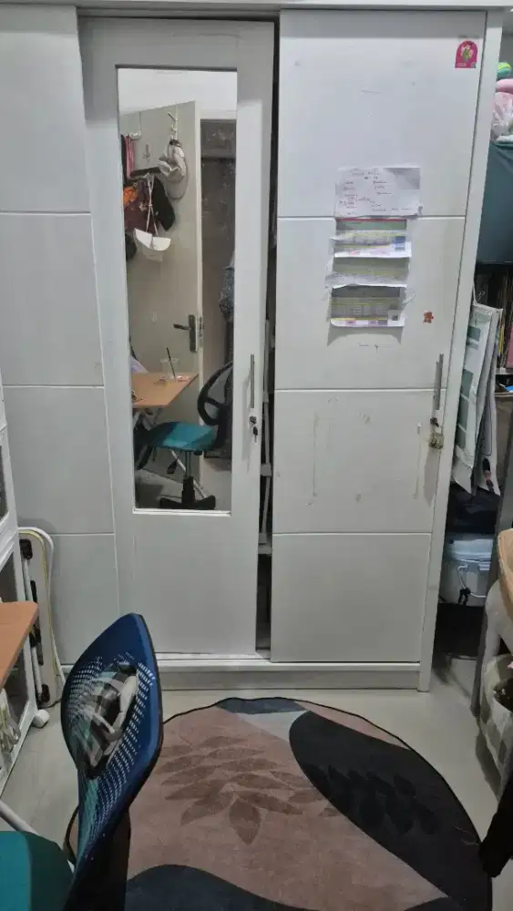 Lemari bekas besar putih kayu