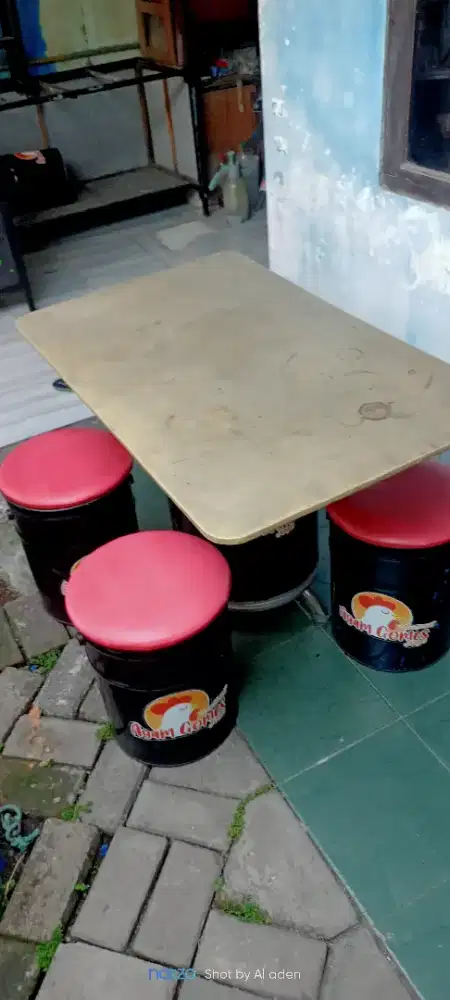 meja dan kursi cafe atau warung
