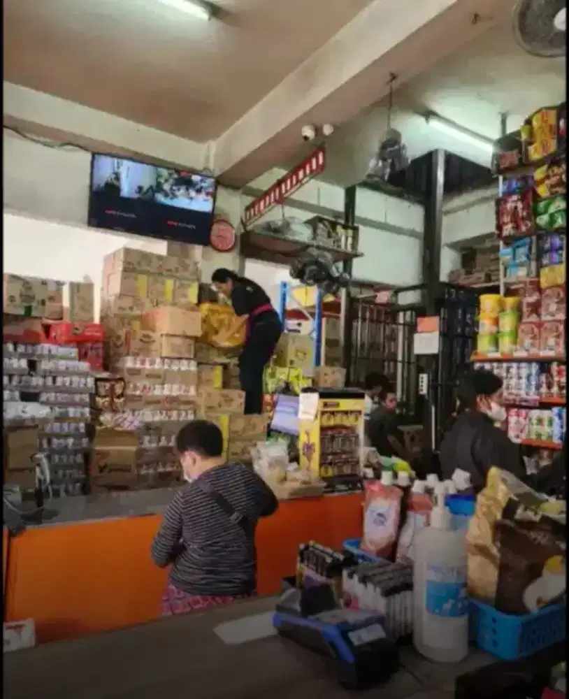 Karyawati toko (tidur dalam)