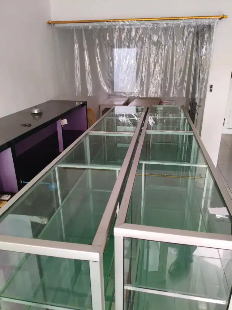 Etalase bekas apotek