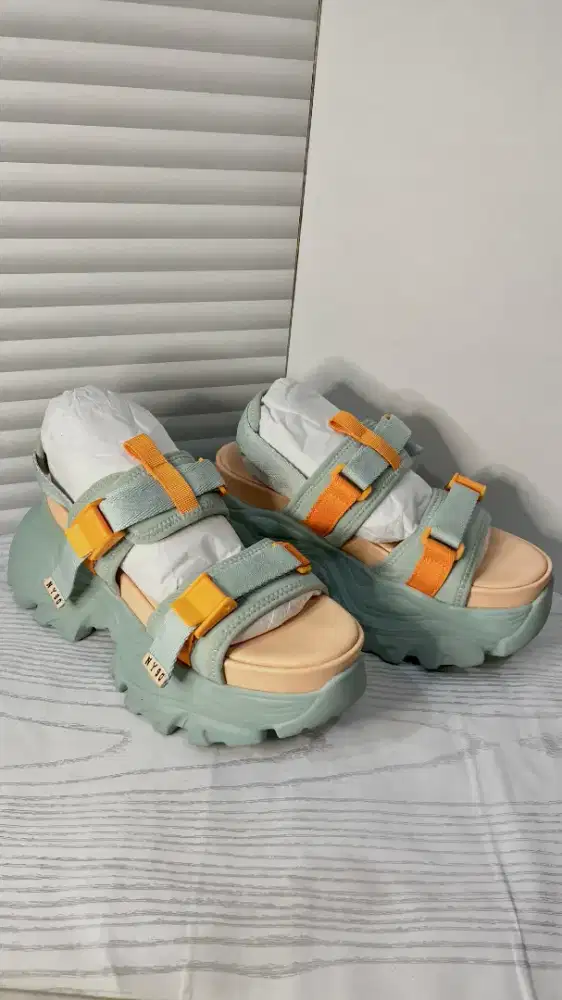 Sepatu sendal stave Madden