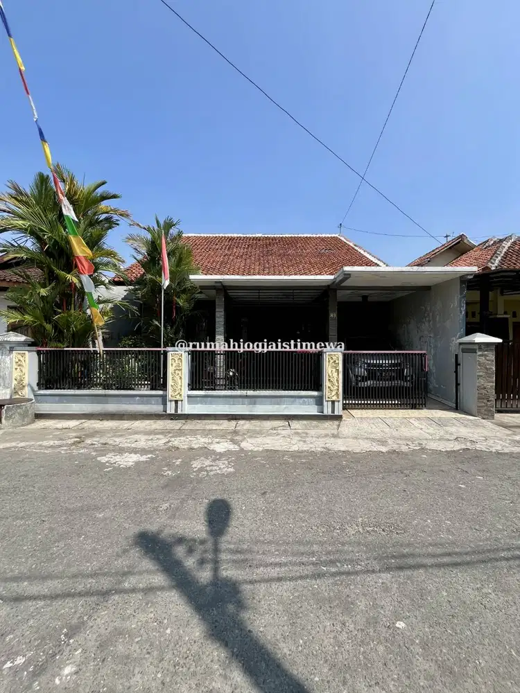 Rumah Besar Dalam Perumahan Pertamina Purwomartani