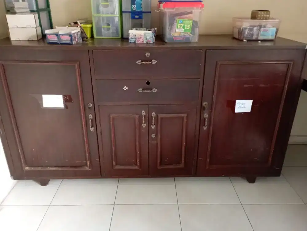 Lemari kayu penyimpanan serbaguna