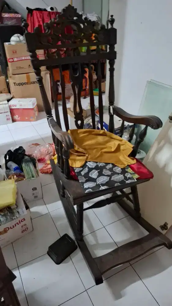 Kursi Goyang Zaman Lama