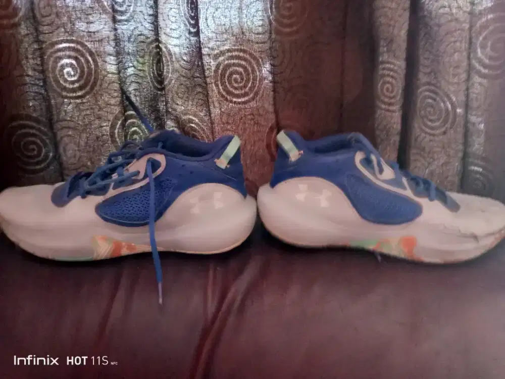 sepatu basket under armor