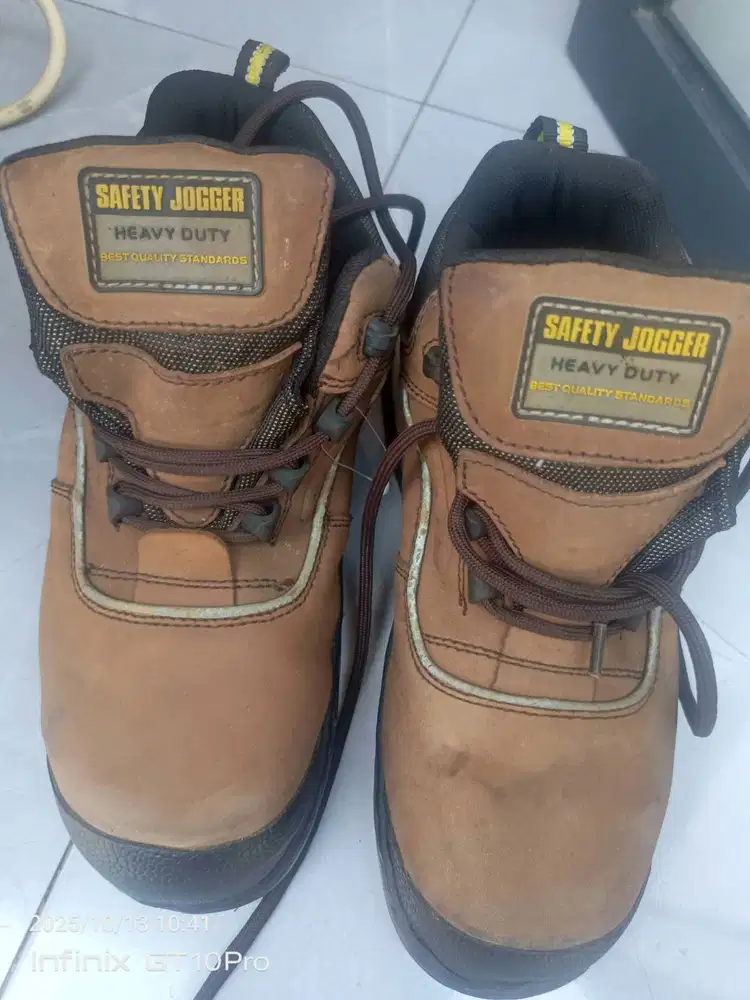 Sepatu safety jogger