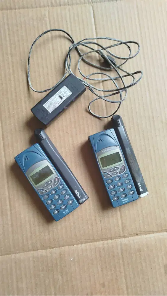 Borongan 2 Telp satelit Ericsson R190  plus charger