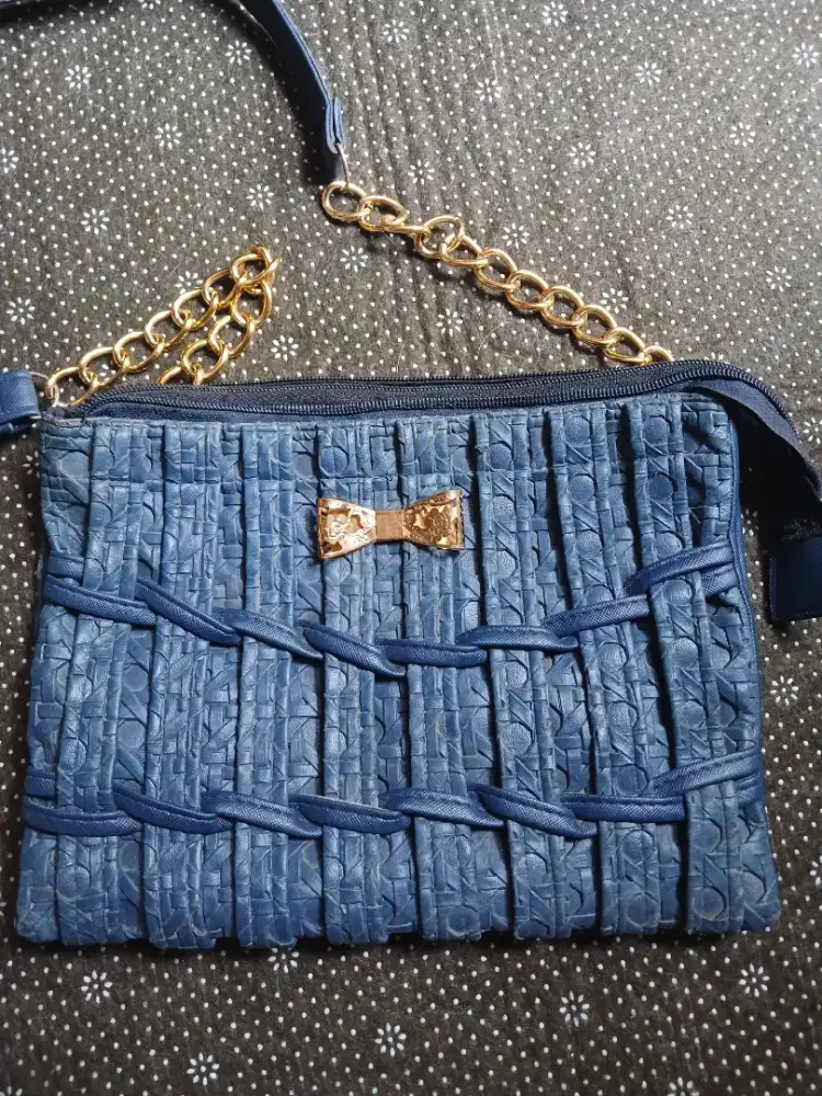 Tas slempang motif anyam