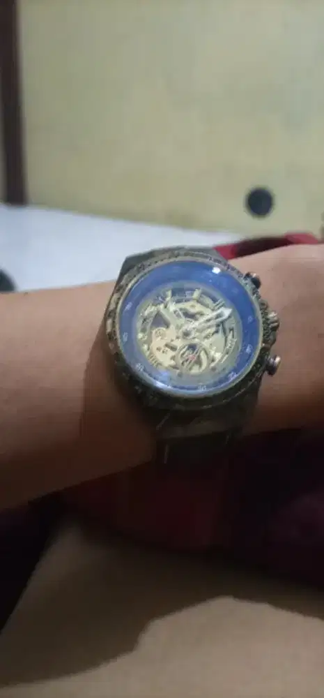 Jam tangan tachymeter otomatis