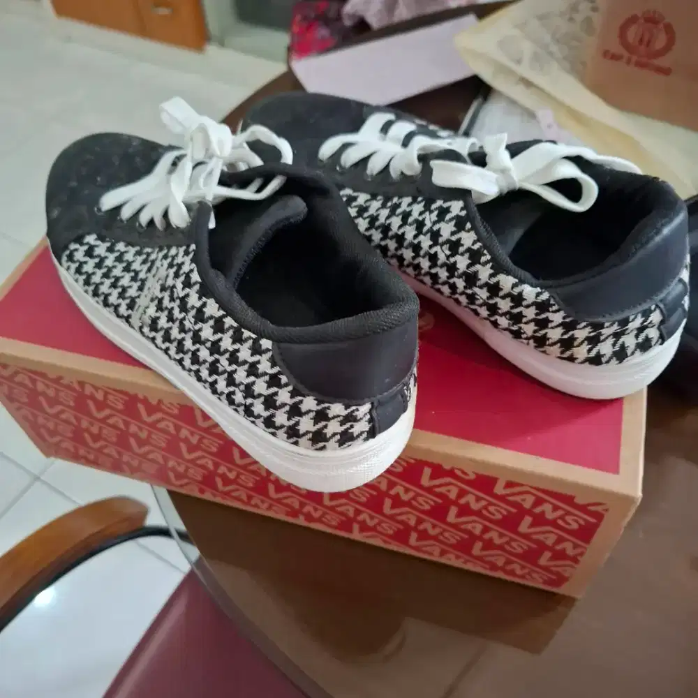 Sepatu bekas merk Vans