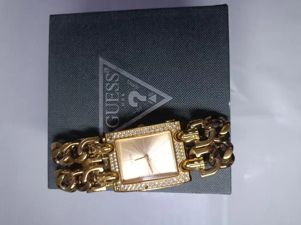 Jam Tangan Wanita Guess Preloved