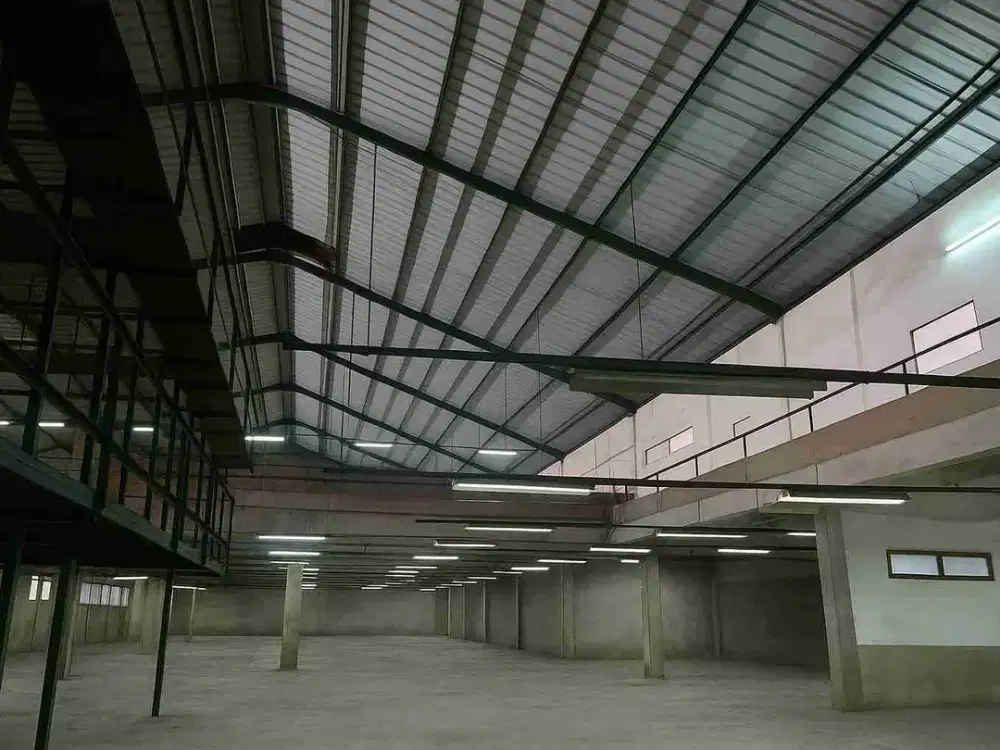 Gudang Zona Abu di dekat exit Tol Kopo akses kontainer 40