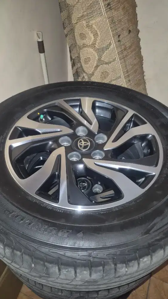 Dijual velg dan 4 ban inova
