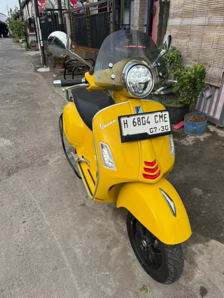 Vespa GTS 155 CC Yellow 2023 Pemakaian Awal 2024 KM 1000 an Original