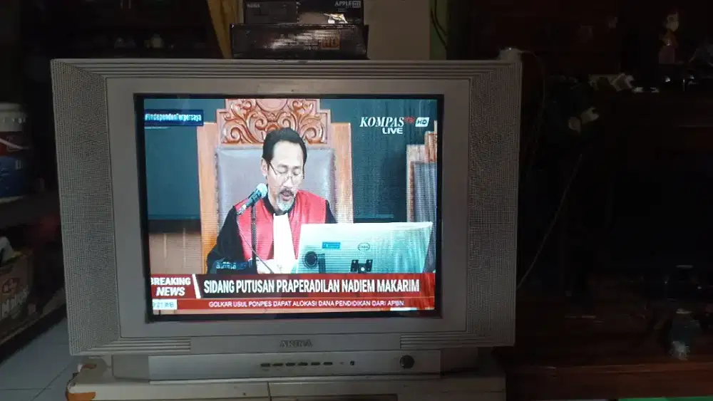 TV Tabung 21 inch Merk AKIRA + STB Matrix apple