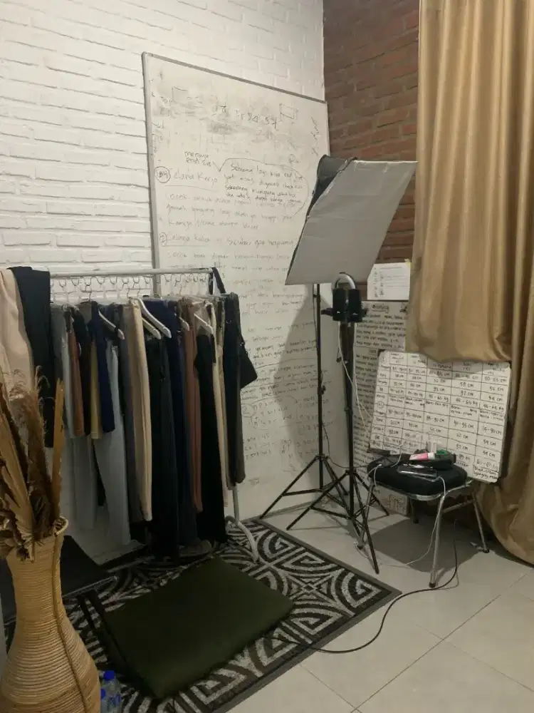 DIBUTUHKAN HOST LIVE