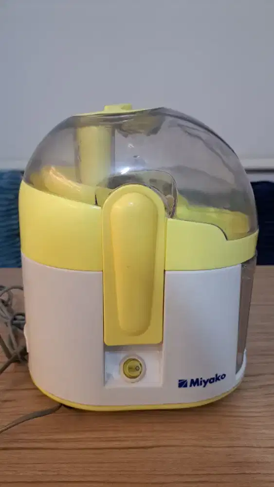 Juicer merk miyako..