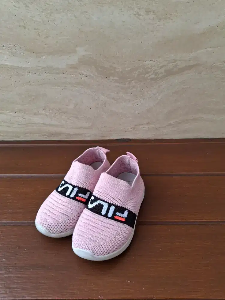 Sepatu Anak slip-on Fila Warna Pink Ukuran US 6
