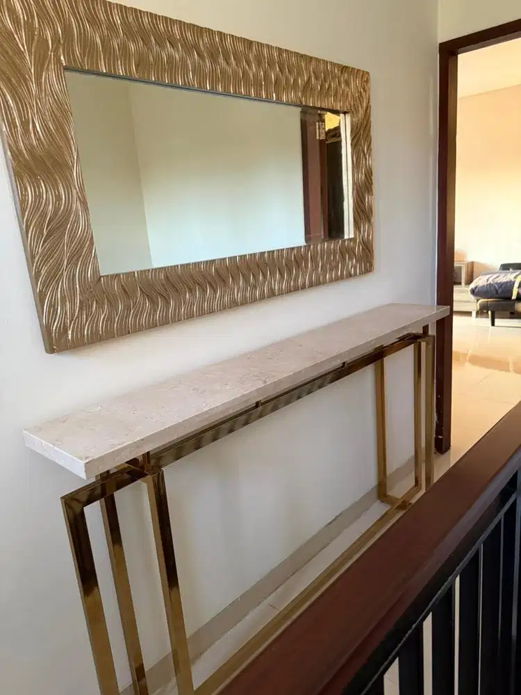 meja konsul dan cermin