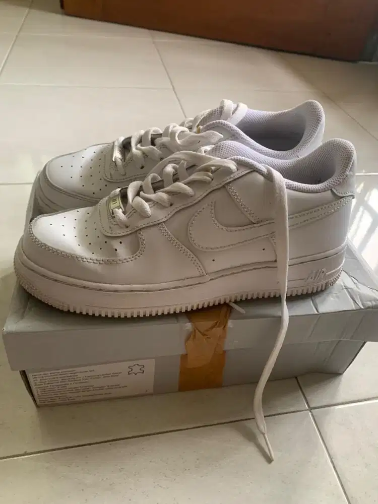 Sepatu wanita Air Force 1 LE