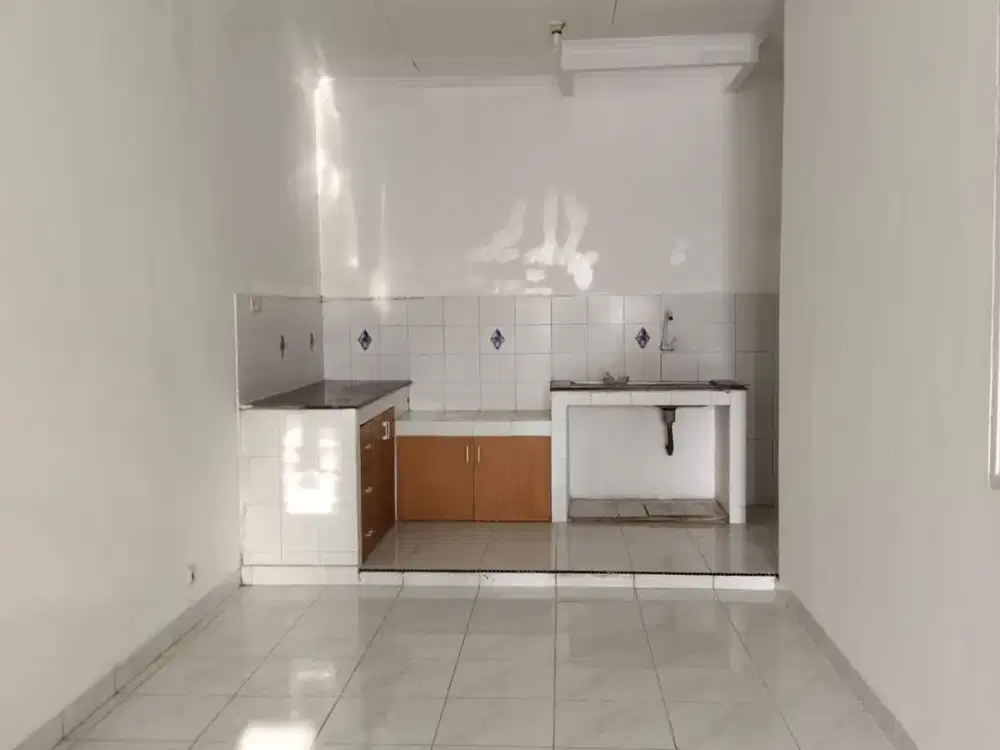 DIJUAL RUMAH CANTIK DEPAN TAMAN LOKASI TERBAIK DI TAMAN SURYA 5