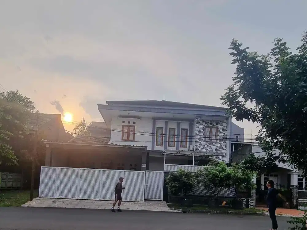 Rumah elegan 2 lantai,nyaman dan asri di komplek yang strategis.