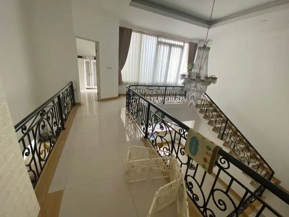 DIJUAL RUMAH MODERN MINIMALIS 3 LANTAI UNIT LANGKA TERMURAH DI GREEN COURT CENGKARENG