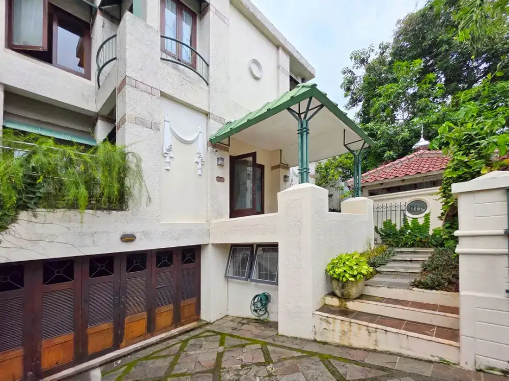 Dijual Rumah Pondok Indah Jakarta Selatan dengan Taman Asri