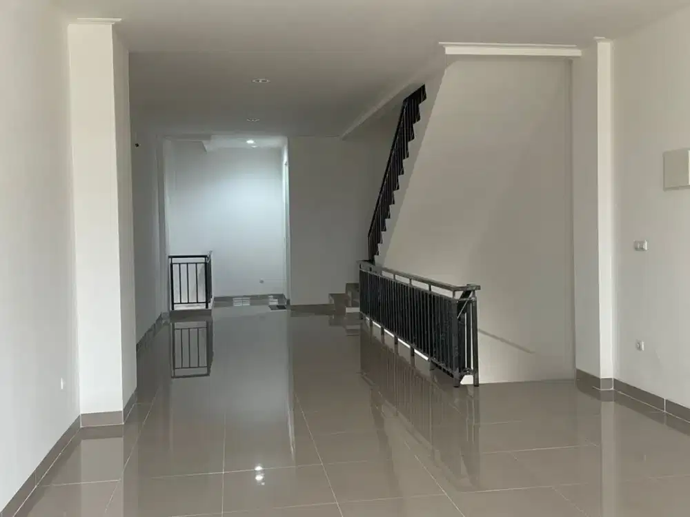 sewa ruko 3,5 lantai boston PIK 2 uk 4,5x15m kosongan