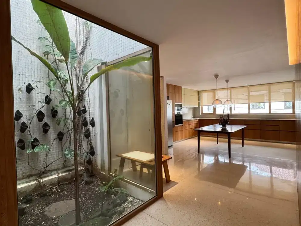 DIJUAL RUMAH 3 LANTAI SIAP HUNI DI KEBAYORAN BARU