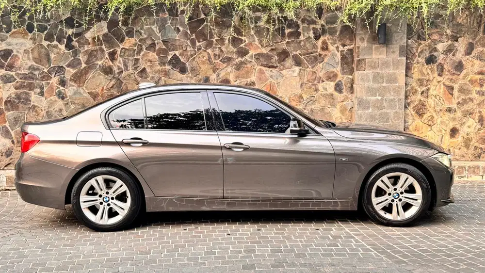 BMW 320i 2013 Bensin