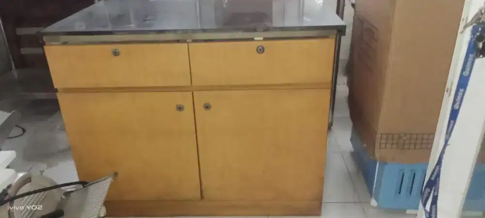 Cuci gudang meja kasir alas granit