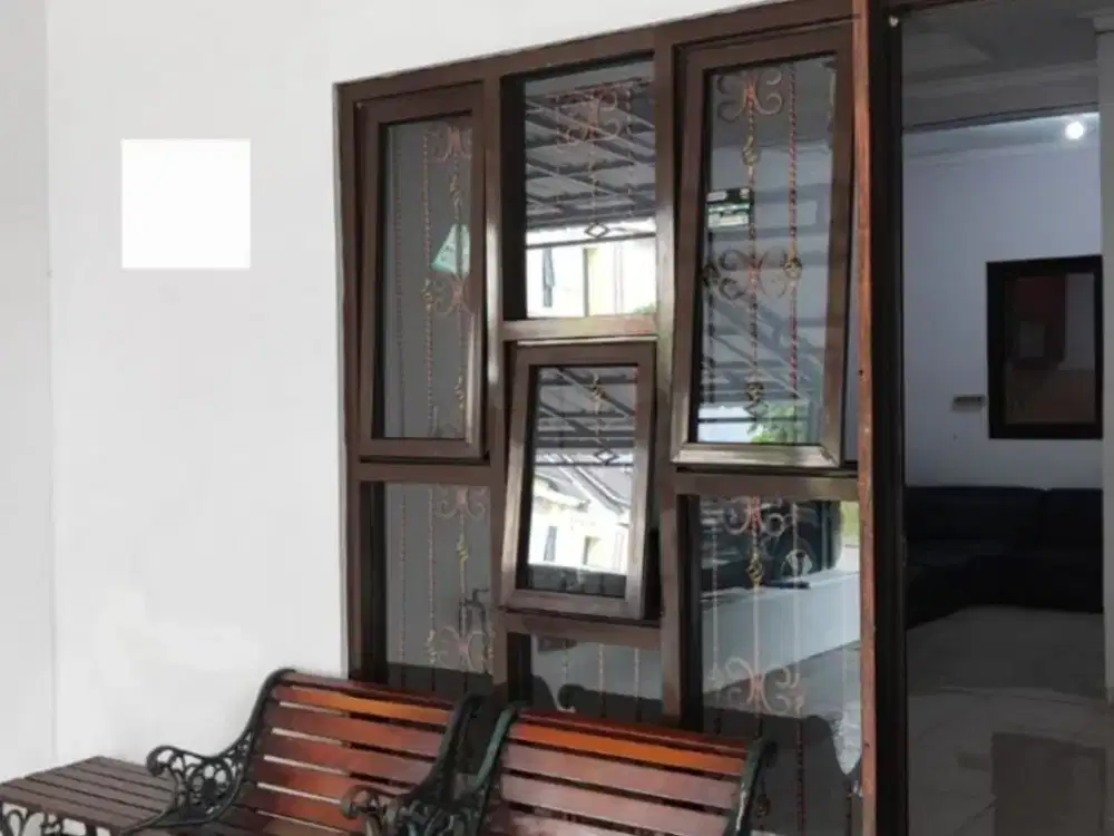 Jual Dan Sewa  Rumah Cantik Semi Furnish Siap Huni Lantai 2 Lokasi Strategis Dan Bebas Banjir Di Metland