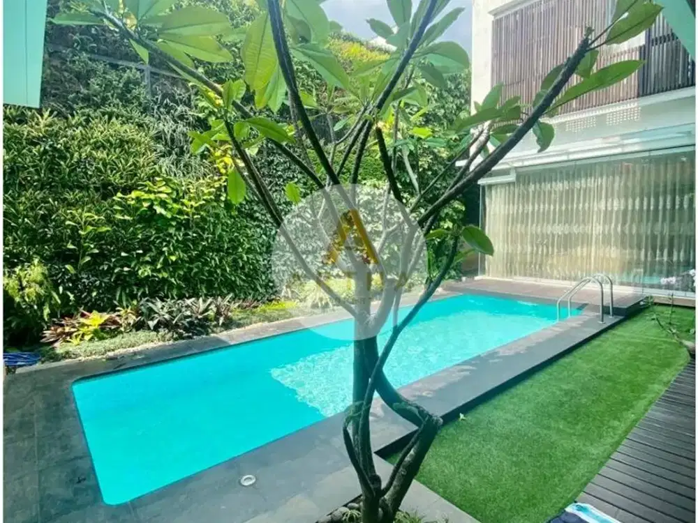 Jual Rumah Full Furnished ada Kolam Renang di Kota Baru Parahyangan