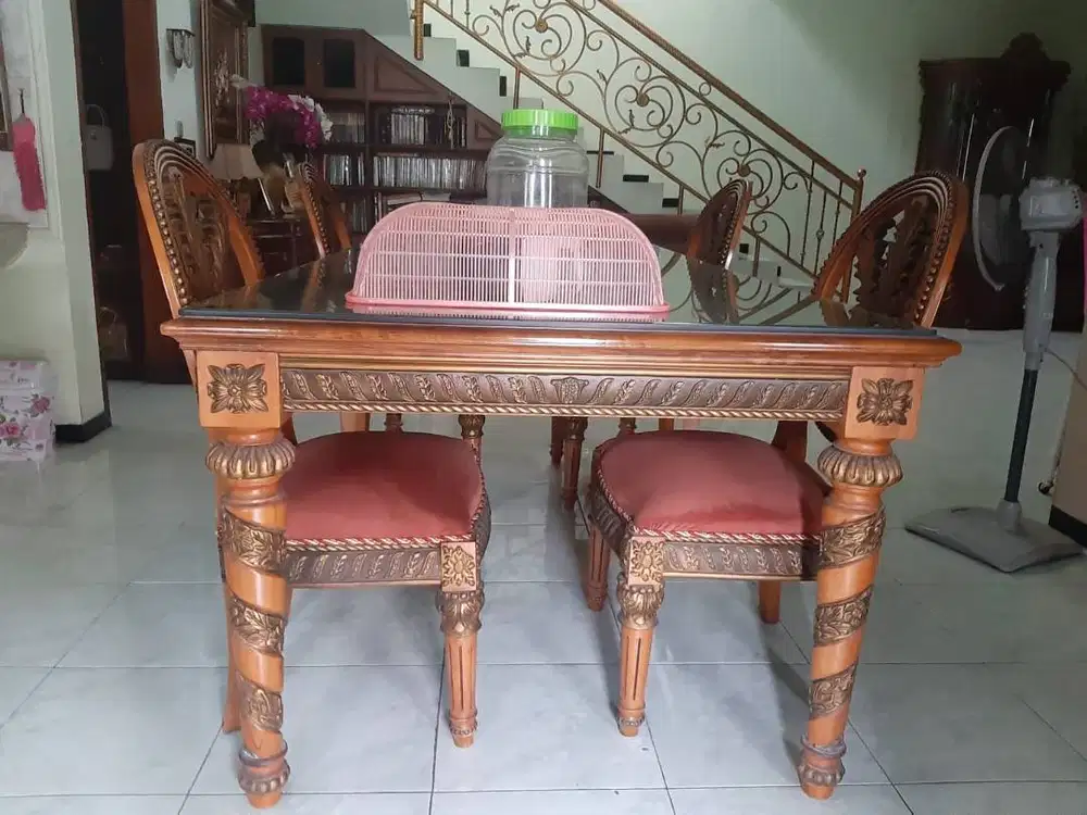 Meja Makan Set Klasik Elegan