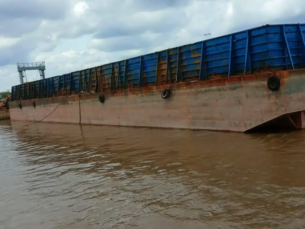 Di Jual Kapal Tongkang 1 Set 300 Feet Tahun 2012