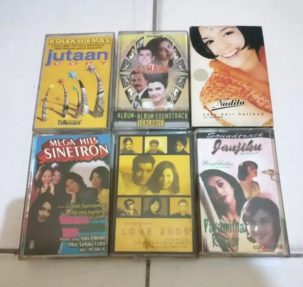 Koleksi kaset pita jadul lawas lagu Indonesia .