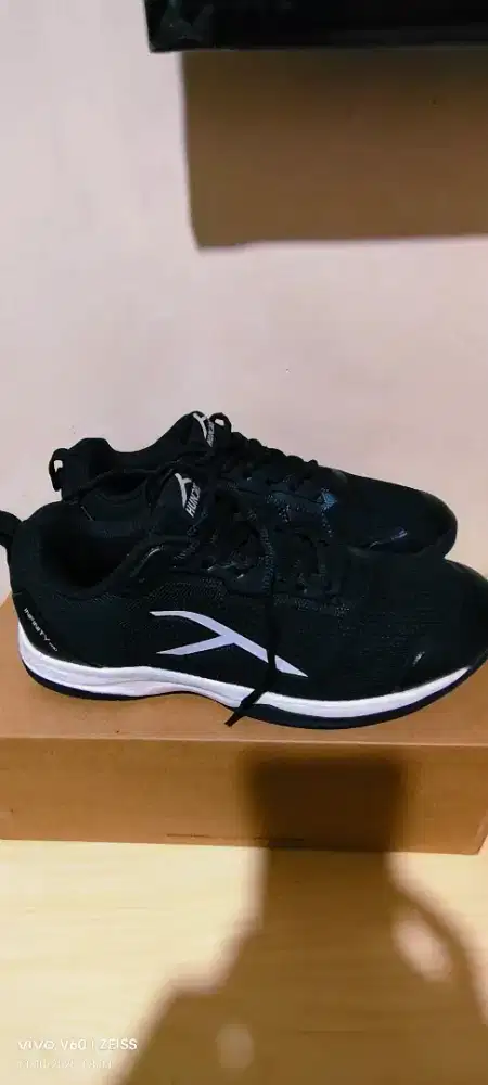 Sepatu badminton Hundred Infinity Pro