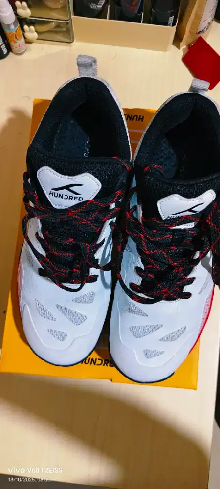 Sepatu Badminton Hundred Beast Pro