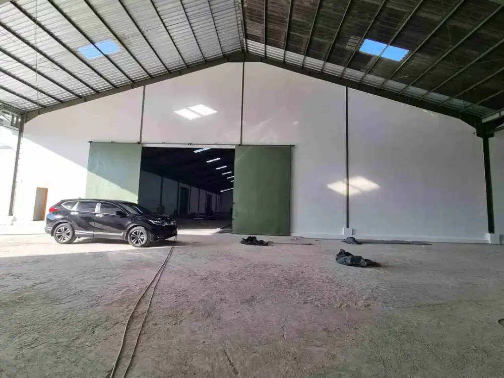 Gudang Luas Bebas Banjir Akses Kontainer di Padang