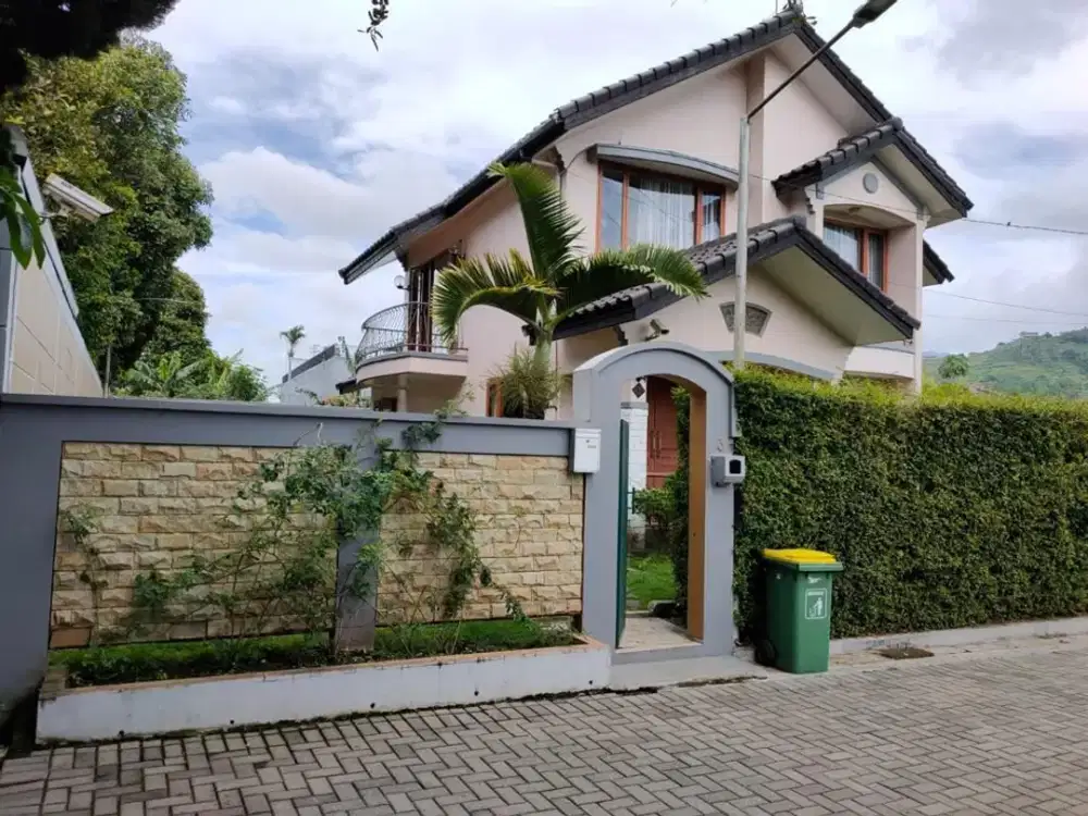Rumah 2 Lantai Luas Asri di Villa Cemara Kayu Ambon Lembang