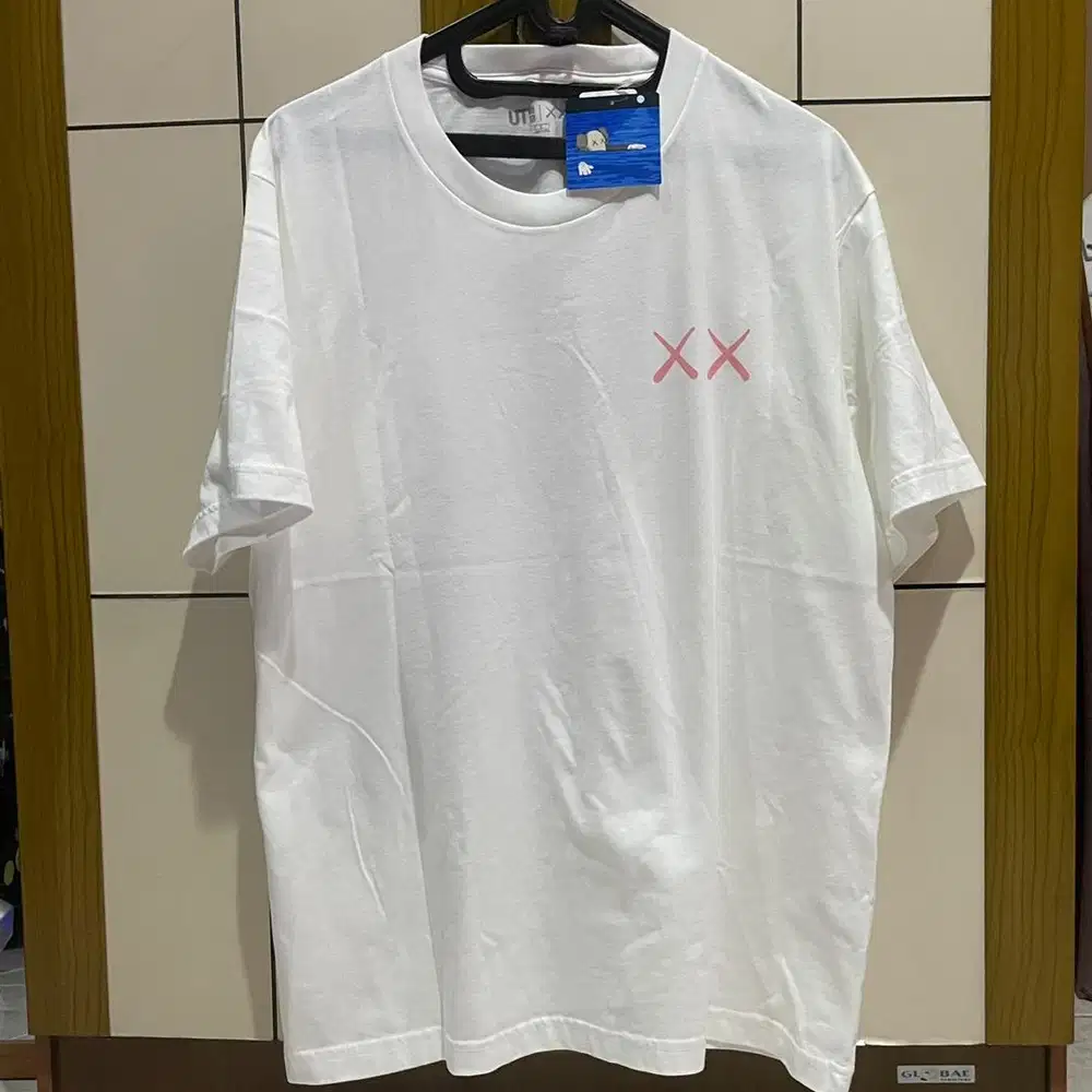 KAOS UNIQLO X KAWS PINK WHITE DOLL TEE ORIGINAL UNIQLO