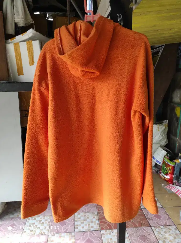 Jaket lembut oren dipakai cowo dg cewe