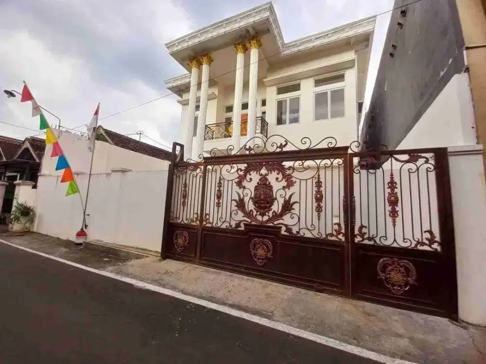Rumah Mewah 2Lt di Lingkungan Nyaman Surakarta