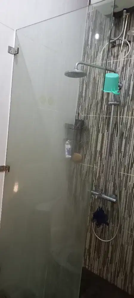 Kaca pembatas kamar mandi