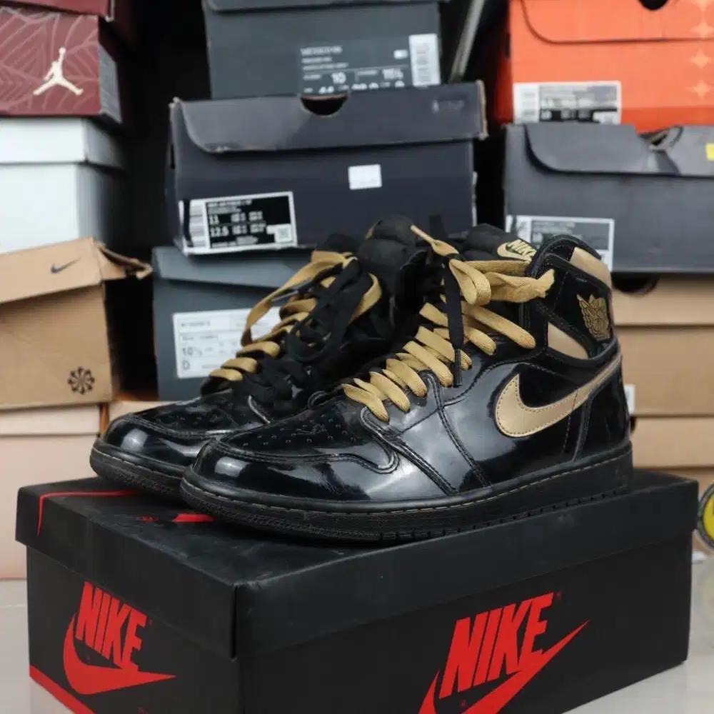 SEPATU AIR JORDAN 1 RETRO HIGH OG (BLACK & METALLIC GOLD)