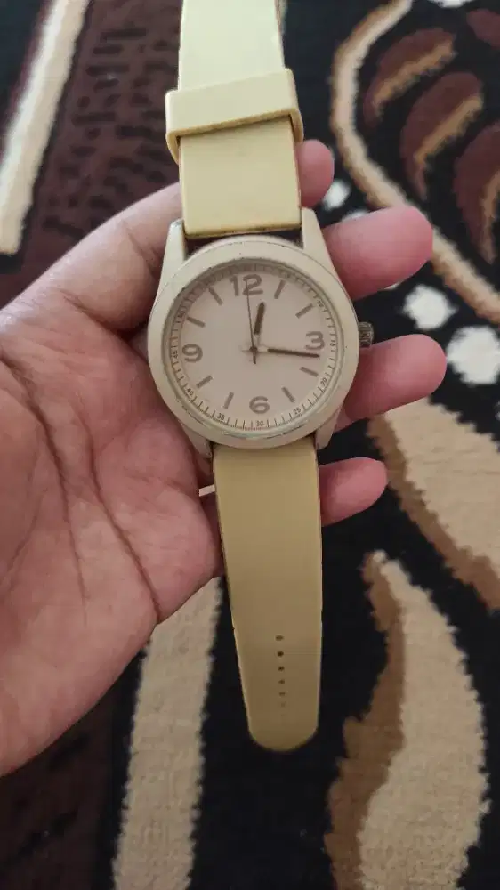 Jam tangan tali silicon krem