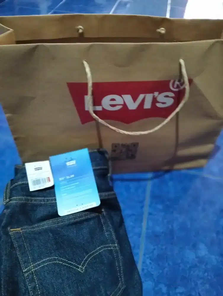 Jual celana jeans Levis ori
Harga 1.4 jt.  Jual 950 RB aja