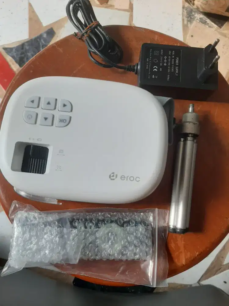 Proyektor Eroc Movi dan Screen